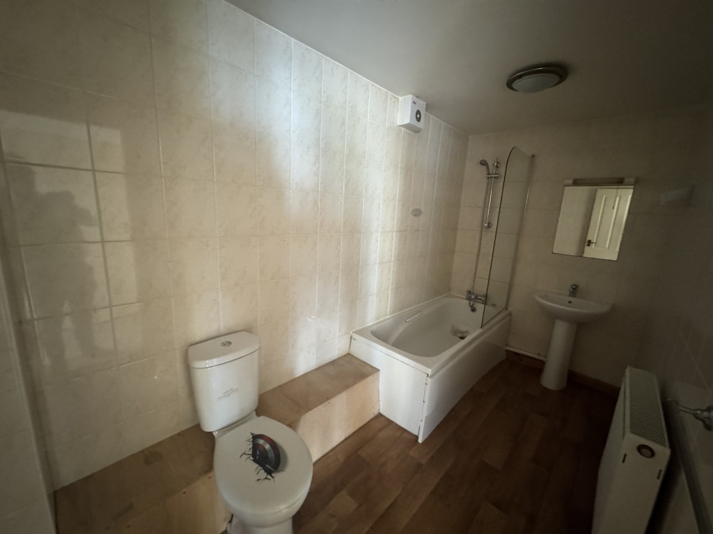 Lot: 58 - TWO-BEDROOM SECOND FLOOR FLAT FOR IMPROVEMENT - Bathroom